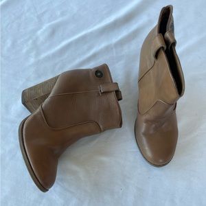 Calvin Klein Devine Distressed Leather Block Women’s Bootie Tan Size 7.5